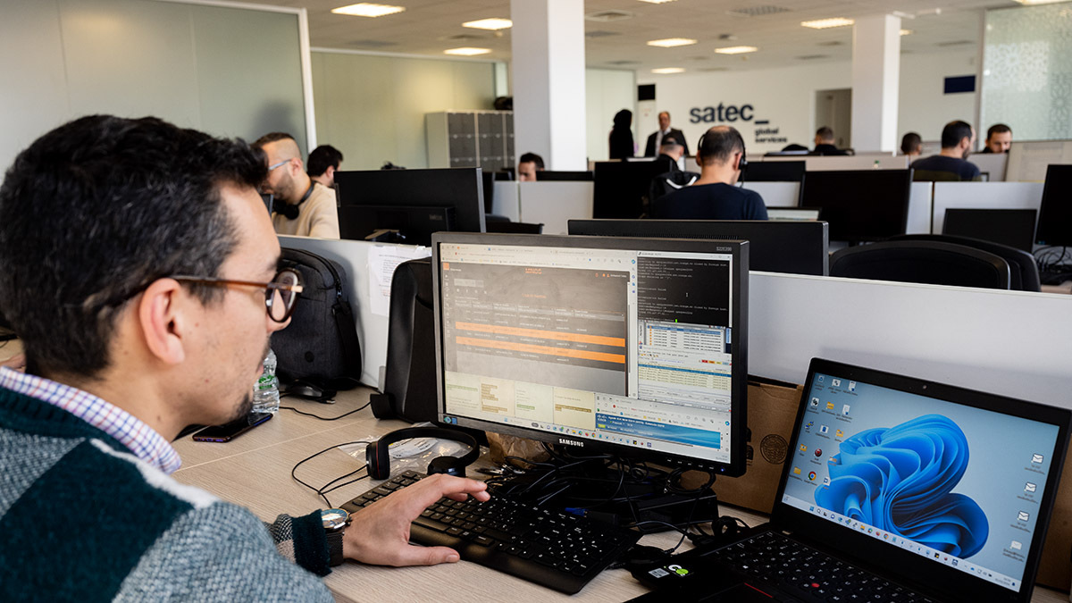 Equipo de Satec en Marruecos, en la región de Tetuán, en el centro de servicios de Satec Global Services - ATALAYAR/ GUILLERMO LÓPEZ