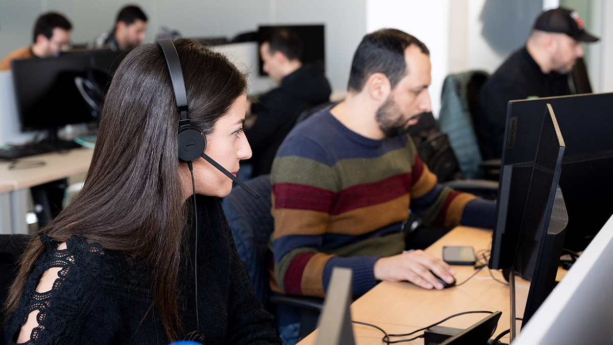 Parte del equipo de Satec en su centro de servicios en Tetuán - ATALAYAR/ GUILLERMO LÓPEZ