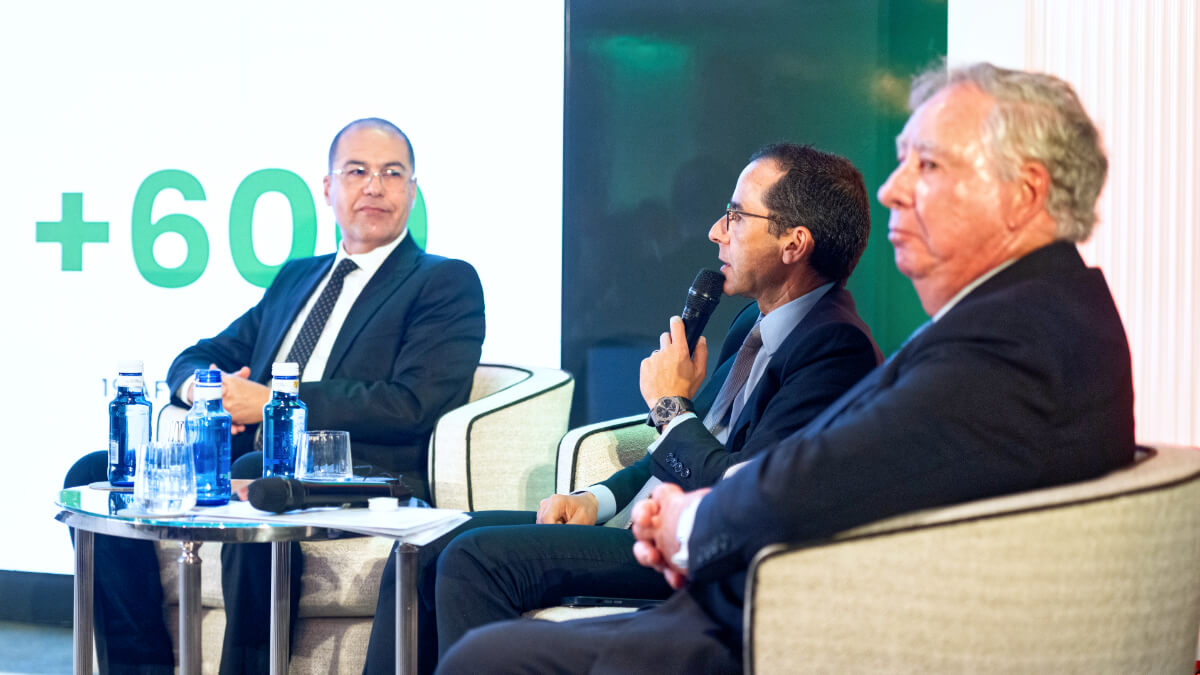 Izqda. a dcha.: Khalid Safir (CDG); Youssef Rouissi (Attijariwafa Bank); y Clemente González Soler (CEMAES) - ATALAYAR/GUILLERMO LÓPEZ