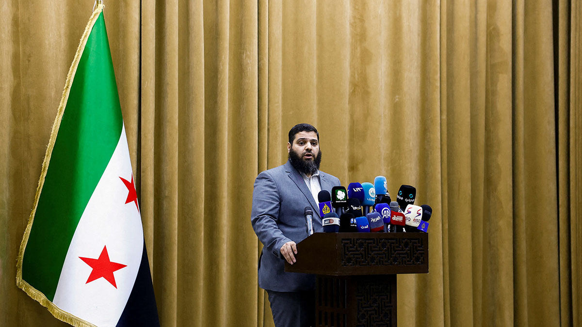 El gobernador de los suburbios de Damasco, Amer al-Sheikh, habla durante una conferencia de prensa en Damasco para comentar sobre los acontecimientos en las ciudades drusas cerca de Damasco, Siria, el 30 de abril de 2025 - REUTERS/ YAMAN ALSHAAR