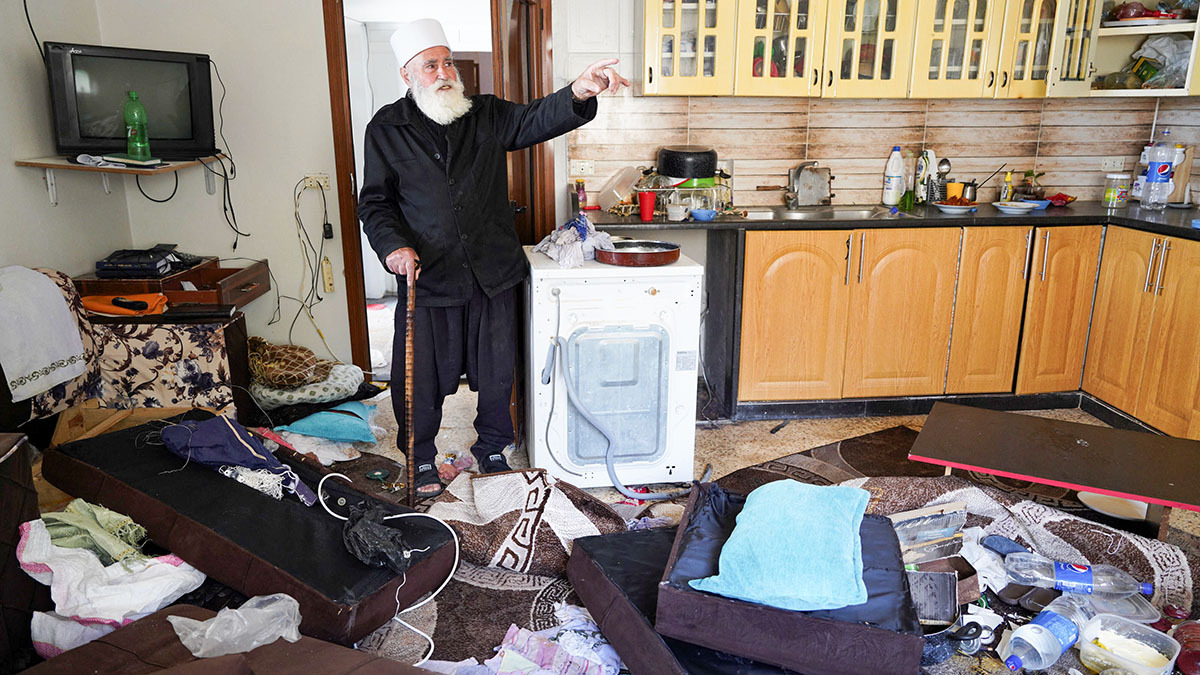 Un residente druso de Al-Soura al-Kubra, Salman Olaiwi, inspecciona su casa dañada, tras enfrentamientos entre militantes islamistas suníes y combatientes drusos, en la provincia de Sweida, Siria, el 2 de mayo de 2025 - REUTERS/ KARAM AL-MASRIAR