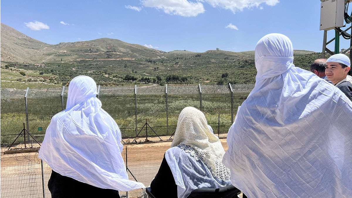Drusos israelíes observan la frontera entre los Altos del Golán desde su lado israelí en Majdal Shams, 3 de mayo de 2025 - REUTERS/ AVI OHAYON