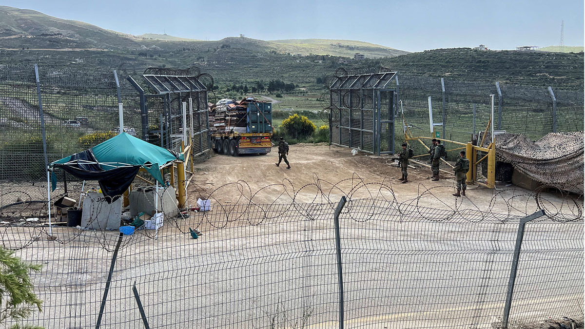 Un camión que transporta donaciones recolectadas en Israel de las comunidades drusas israelíes pasa por la puerta fronteriza de los Altos del Golán hacia Siria en Majdal Shams para ser entregadas a los drusos sirios, el 3 de mayo de 2025 - REUTERS/ AVI OHAYON