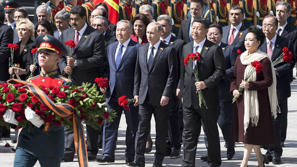 <p>De izquierda a derecha: los presidentes de Venezuela, Nicolás Maduro; de Kazajistán, Nursultán Nazarbáev; de Rusia, Vladimir Putin; de China, Xi Jinping, asisten a una ceremonia de colocación de coronas florales en Moscú después del Desfile de la Victoria que conmemora el 70 aniversario de la derrota de los nazis en la Segunda Guerra Mundial, en la Plaza Roja, Moscú, Rusia, el 9 de mayo de 2015 - AP/ PAVEL GOLOVKIN </p>