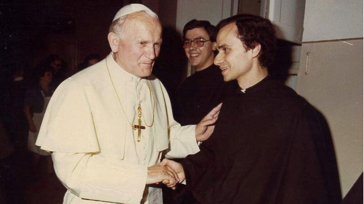 Robert Prevost, actual papa León XIV, con el papa Juan Pablo II - PHOTO/ Provincia Agustiniana de Nuestra Madre del Buen Consejo/Folleto vía REUTERS