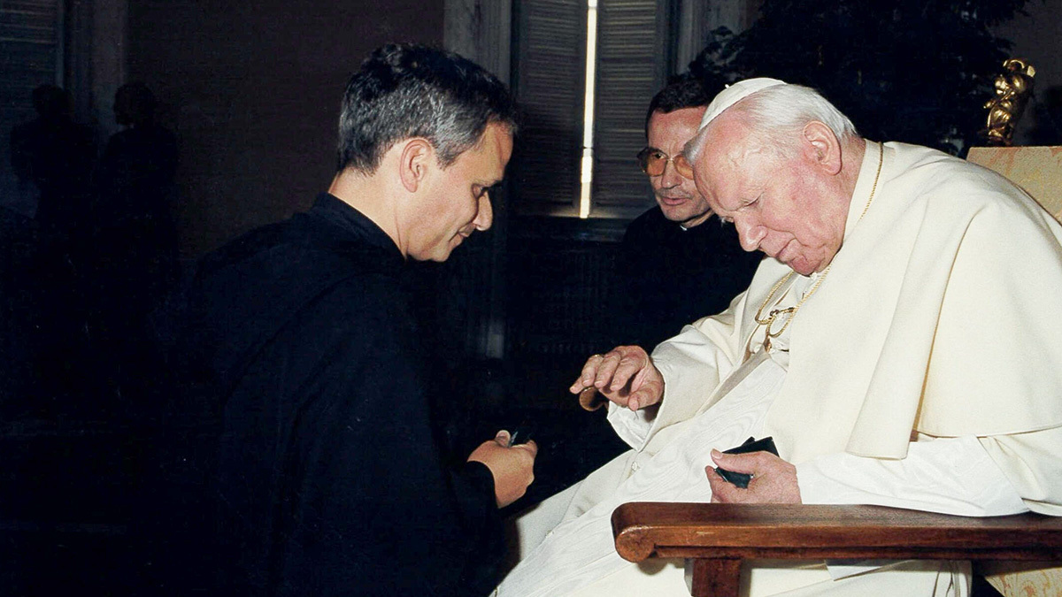 Robert Prevost, actual papa León XIV, con el papa Juan Pablo II - PHOTO/ Provincia Agustiniana de Nuestra Madre del Buen Consejo/Folleto vía REUTERS