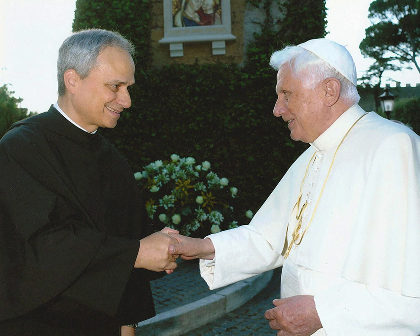 Imagen sin fecha de Robert Prevost, actual papa León XIV, con el difunto papa Benedicto XVI - PHOTO/ Imagen sin fecha de Robert Prevost, actual Papa León XIV, con el difunto Papa Benedicto XVI
