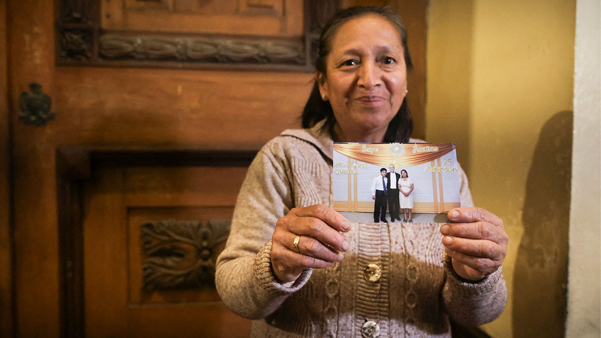 Una mujer sostiene una foto tomada con Robert Prevost, ahora papa León XIV, mientras la gente se reúne en la Catedral de Santa María, el día de la elección del papa León XIV, en Chiclayo, Perú, el 8 de mayo de 2025 - REUTERS/ SEBASTIAN CASTANEDA