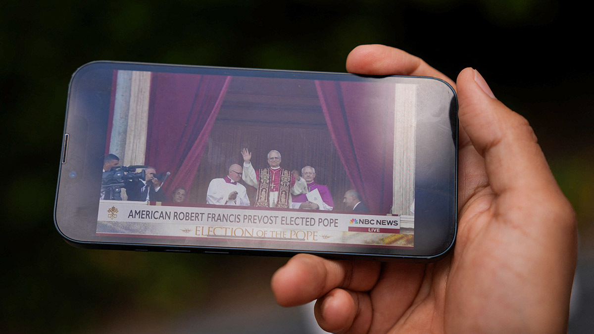 Una persona mira las noticias en su teléfono sobre la elección del cardenal Robert Francis Prevost como nuevo Papa, Nueva York, EE. UU., 8 de mayo de 2025 - REUTERS/ ADAM GRAY