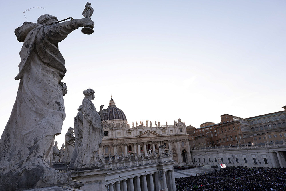 Los fieles se reúnen en la Plaza de San Pedro para la elección del papa León XIV y el Cardenal Robert Prevost de los Estados Unidos, en el Vaticano, el 8 de mayo de 2025 - REUTERS/ MURAD SEZER