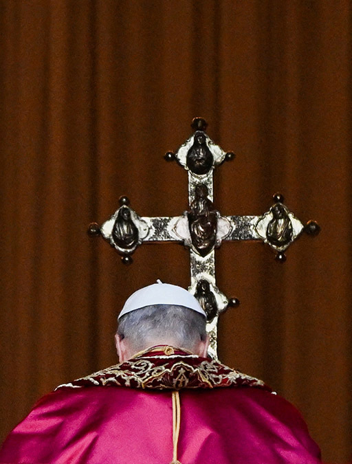 El recién elegido papa León XIV, el cardenal Robert F. Prevost de los EE. UU., sostiene una cruz mientras aparece en el balcón de la Basílica de San Pedro en el Vaticano, el 8 de mayo de 2025 - REUTERS/DYLAN MARTINEZ