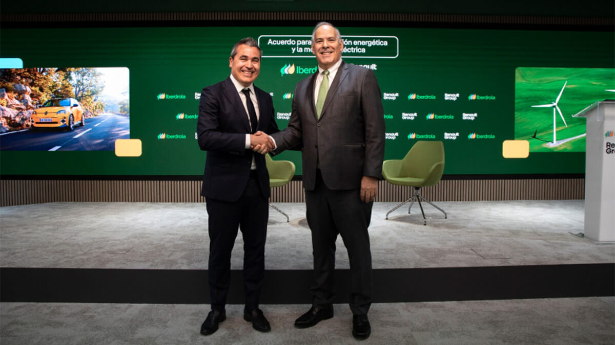 Josep María Recasens, presidente y director general de Renault Group España, y Mario Ruiz Tagle, CEO de Iberdrola España durante el acto de la firma - PHOTO/IBERDROLA