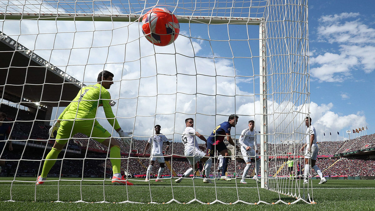 <p>Eric García anota su primer gol - REUTERS/ ALBERT GEA </p>