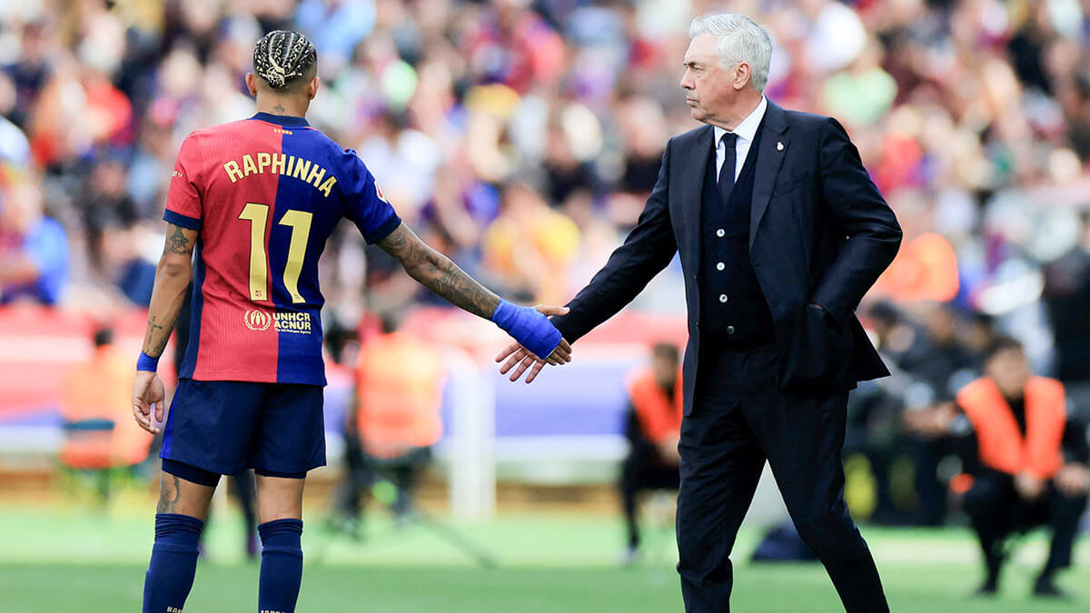 <p>El entrenador del Real Madrid Carlo Ancelotti le da la mano al jugador del FC Barcelona Raphinha - REUTERS/ NACHO DOCE </p>
