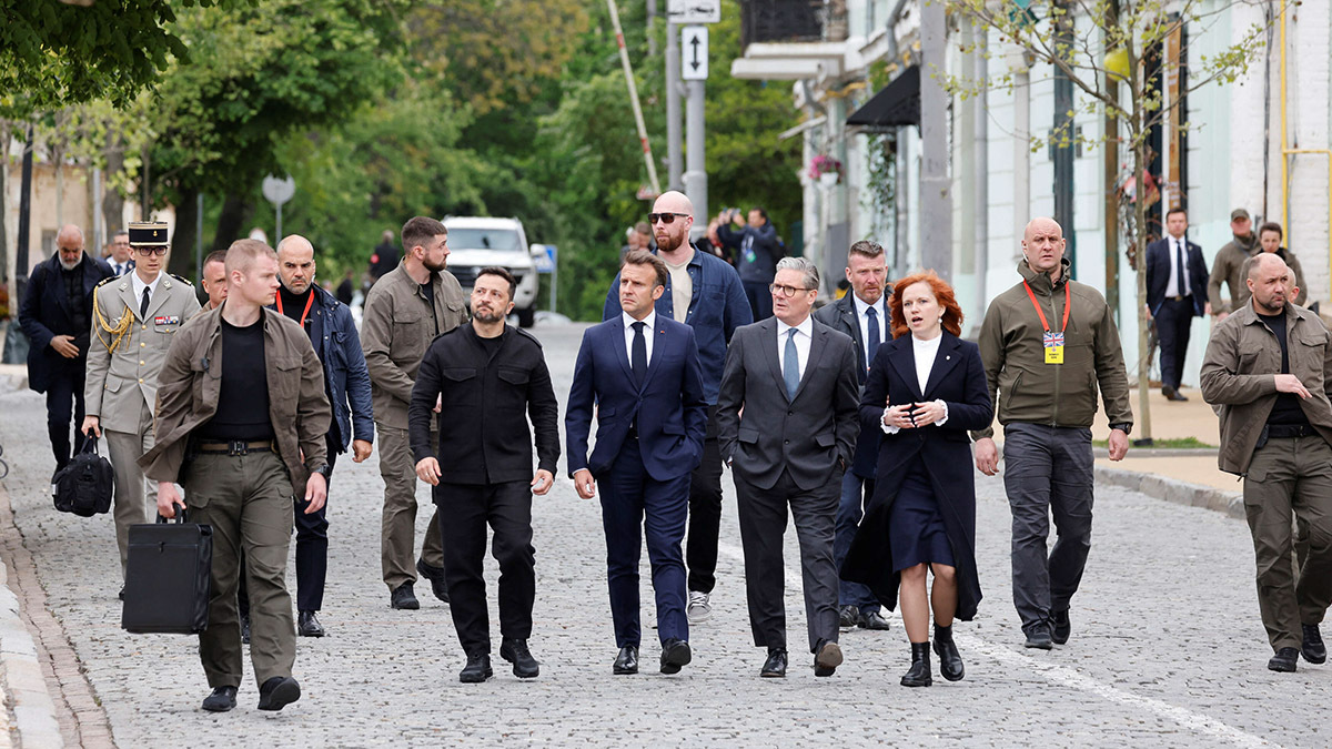 El primer ministro británico, Keir Starmer, el presidente francés, Emmanuel Macron, y el presidente ucraniano, Volodymyr Zelensky, llegan a visitar el Muro de los Héroes de la Nación, un muro conmemorativo de los militares ucranianos caídos, en Kiev, Ucrania, el 10 de mayo de 2025 - REUTERS/ LUDOVIC MARIN