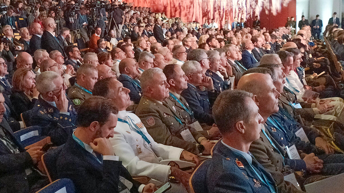 Ministros de defensa de siete naciones, embajadores, agregados militares, jefes de delegaciones extranjeras y altos mandos se mostraron sorprendidos de que la ministra Robles no hablará en un evento que lidera su ministerio – PHOTO/JPons