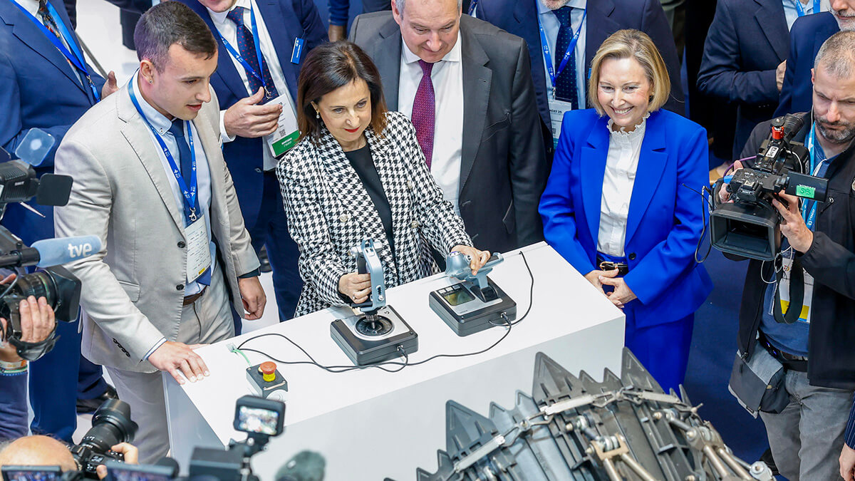 <p>foto-5</p>
<p>Ambos ministros prefirieron detenerse en stands donde se exponen equipos electrónicos y software. La imagen está tomada en ITP Aero, la compañía que fabrica parte de potentes los motores del caza Eurofighter - PHOTO/MDE-Marco Romero</p>