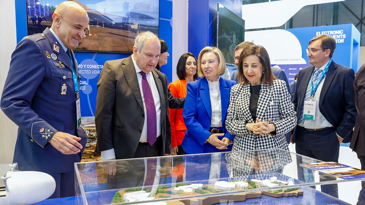 En el stand del INTA recibieron explicaciones de su director, el general Julio Ayuso, del proyecto de Centro Tecnológico de Desarrollo y Experimentación, CETEDEX, que el Instituto tiene previsto levantar en Jaén - PHOTO/MDE-Marco Romero