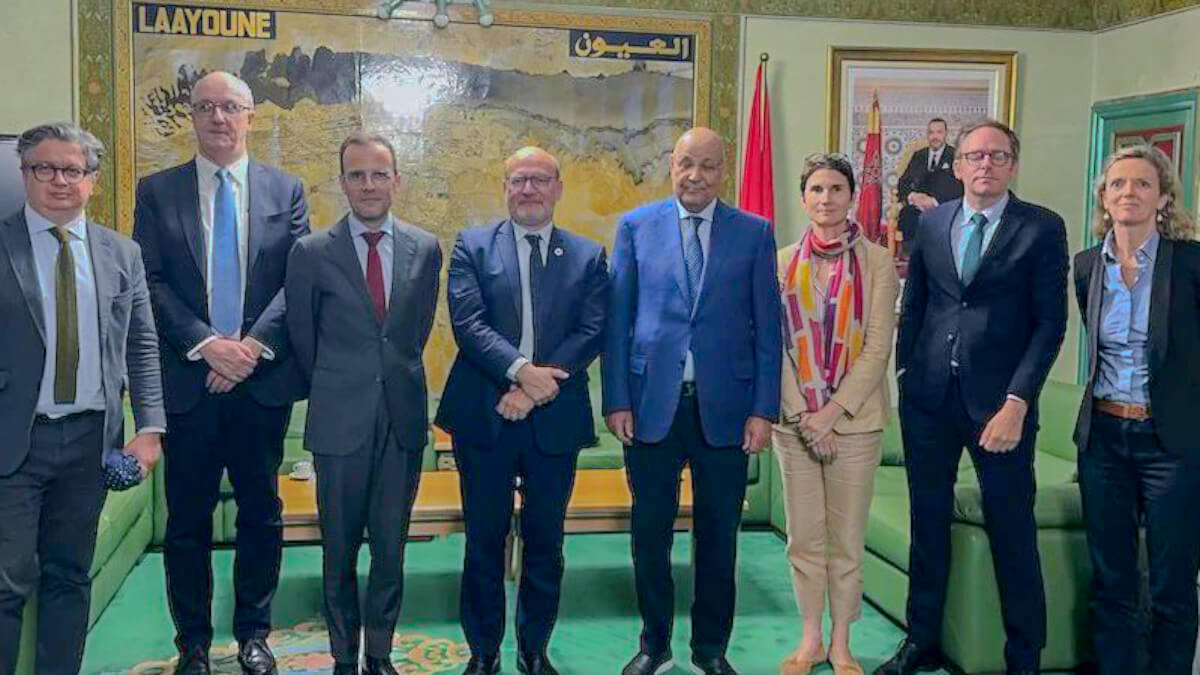 Rémy Rioux junto a miembros de la delegación francesa que aterrizó en El Aaiún junto a principales personalidades de la región El Aaiún-Sakia El Hamra - PHOTO/AFD