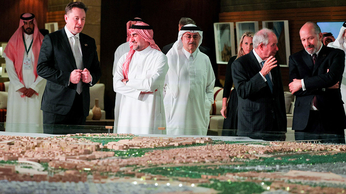 Elon Musk durante una visita al sitio del Patrimonio Mundial de At-Turaif, en Diriyah, Arabia Saudita, el 13 de mayo de 2025 - REUTERS/ BRIAN SNYDER