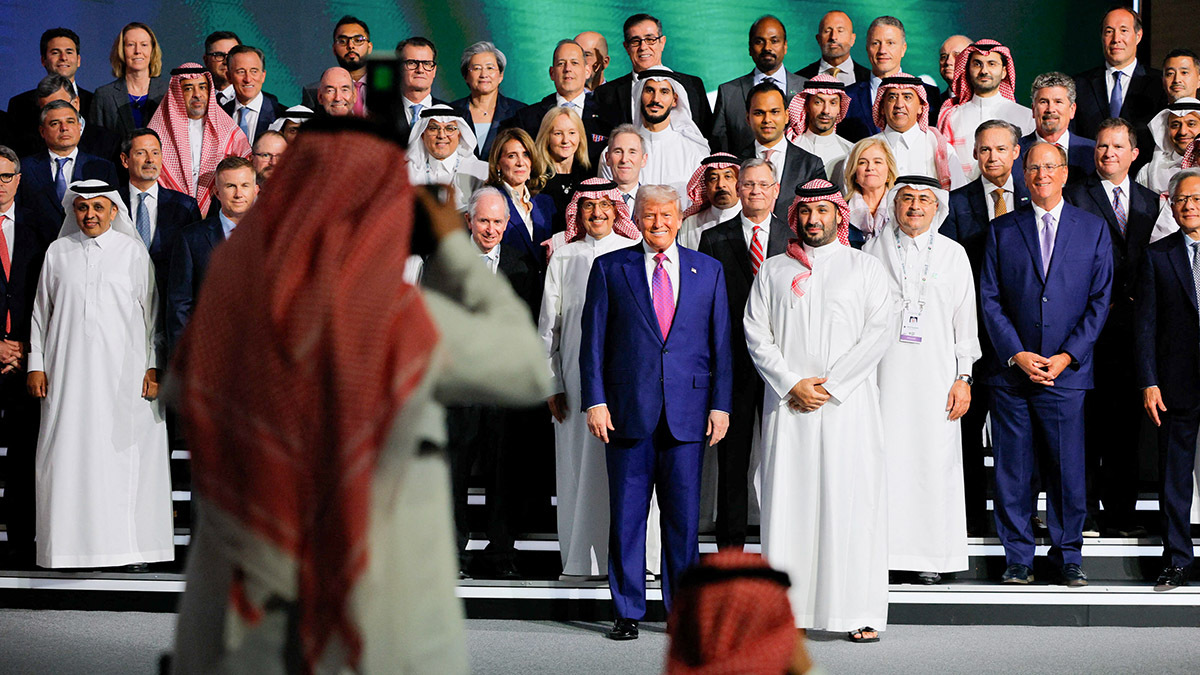 El presidente de Estados Unidos, Donald Trump, y el príncipe heredero saudí, Mohammed Bin Salman, posan para una foto grupal durante el Foro de Inversión Saudí-Estados Unidos, en Riad, Arabia Saudita, el 13 de mayo de 2025 - REUTERS/ BRIAN SNYDER