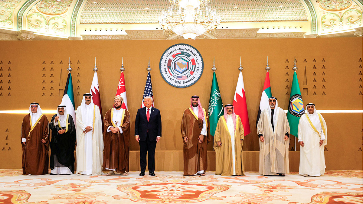 El emir de Qatar, el jeque Tamim bin Hamad Al Thani, el presidente de Estados Unidos, Donald Trump, el príncipe heredero saudí, Mohammed Bin Salman, y el rey de Bahréin, Hamad bin Isa Al Khalifa, en una foto de famailia con los líderes del Consejo de Cooperación del Golfo (CCG) en Riad, Arabia Saudí, el 14 de mayo de 2025 - REUTERS/ BRIAN SNYDER
