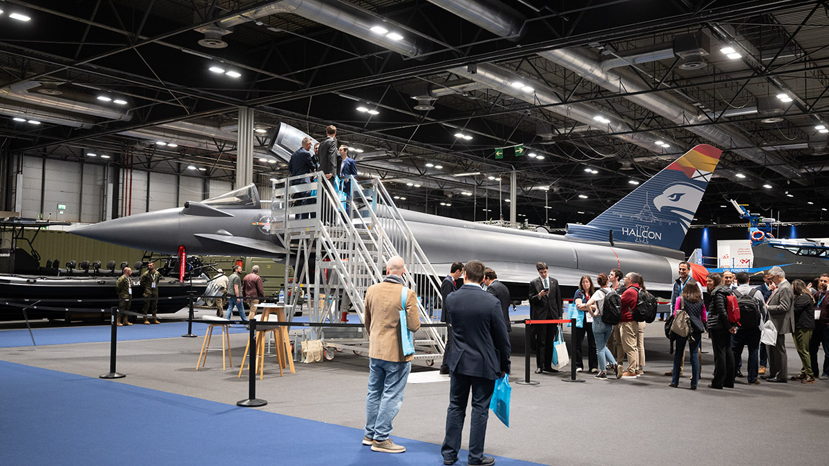 Maqueta del avión de combate Eurofighter, lleva en su cola la alusión al programa Halcón II que, junto a Halcón I, sustituirá a los F/A-18A y EF-18M del Ejército del Aire y del Espacio español - PHOTO/ATALAYAR
