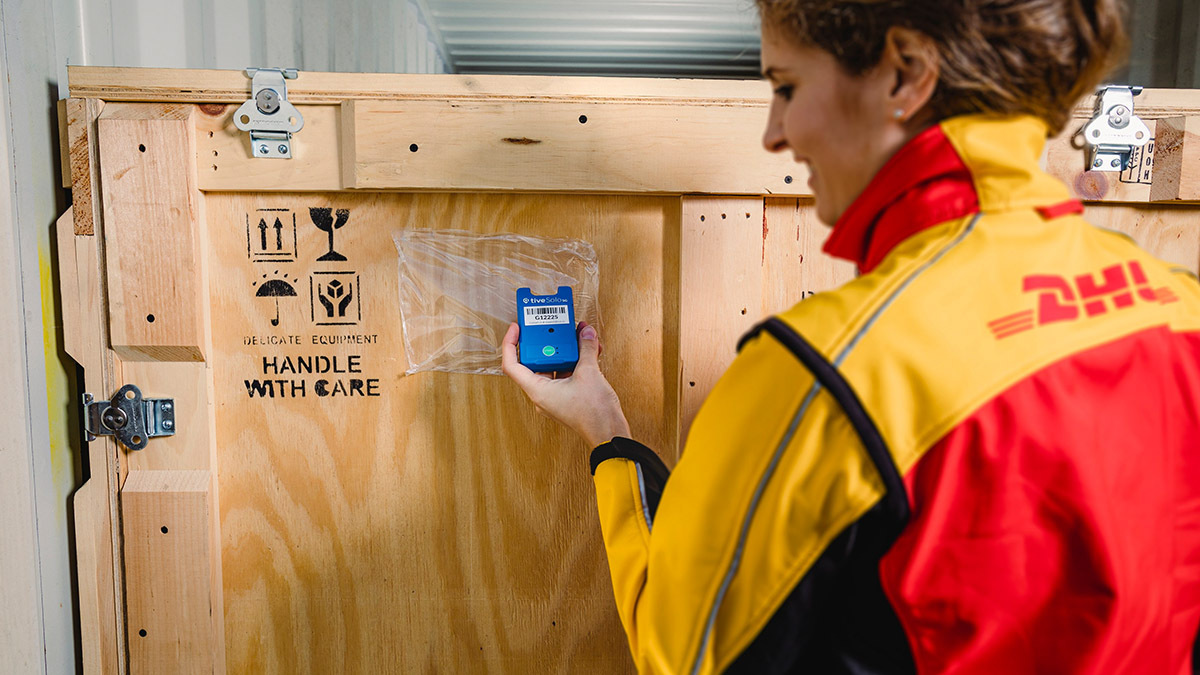 Una empleada de DHL verifica un envío con el Active Shipment Tracker, una de las últimas innovaciones de la compañía - PHOTO/DHL