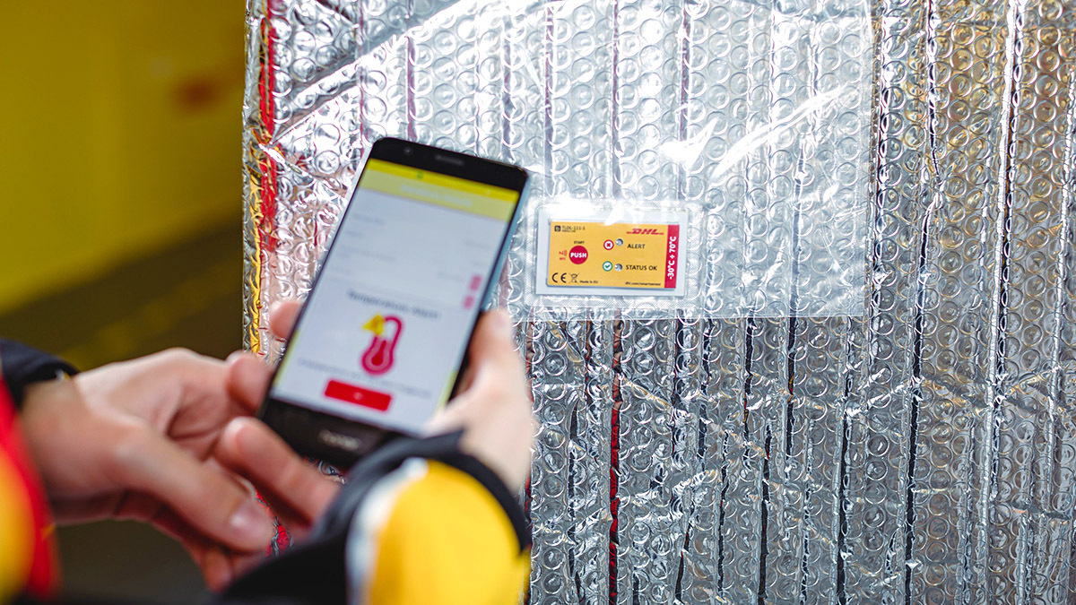 Verificación de un envío con el Passive Cold Chain Tracker, una innovación de DHL para marcancías refrigeradas - PHOTO/DHL