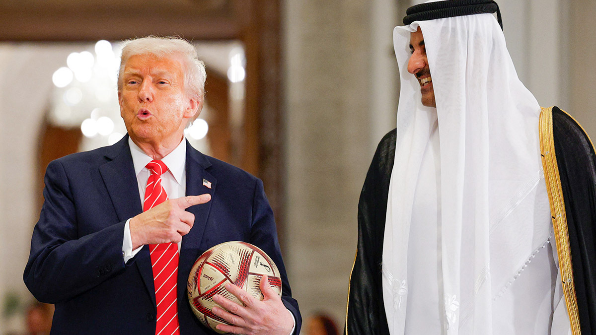  El presidente de Estados Unidos, Donald Trump, en un evento con el emir de Qatar, Tamim bin Hamad Al Thani, y el presidente de la FIFA, Gianni Infantino (no aparece en la foto), en el Palacio de Lusail - REUTERS/ BRIAN SNYDER