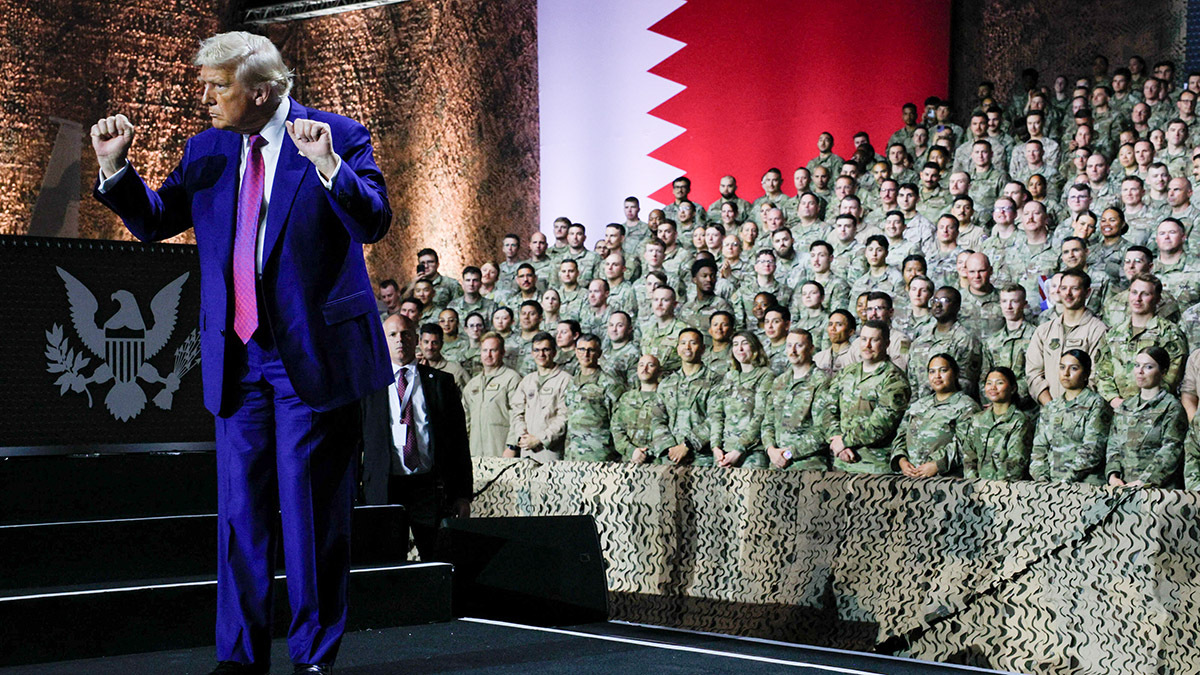 El presidente de Estados Unidos, Donald Trump, antes de pronunciar un discurso ante las tropas estadounidenses durante una visita a la base aérea Al Udeid en Doha, Qatar - REUTERS/ BRIAN SNYDER
