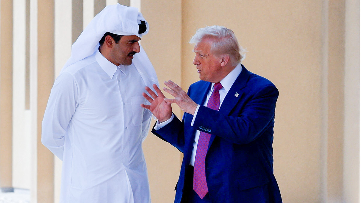 El presidente de Estados Unidos, Donald Trump, habla con el emir de Qatar, Tamim bin Hamad Al Thani, al salir de la base aérea Al Udeid, camino a Abu Dabi - REUTERS/ BRIAN SNYDER