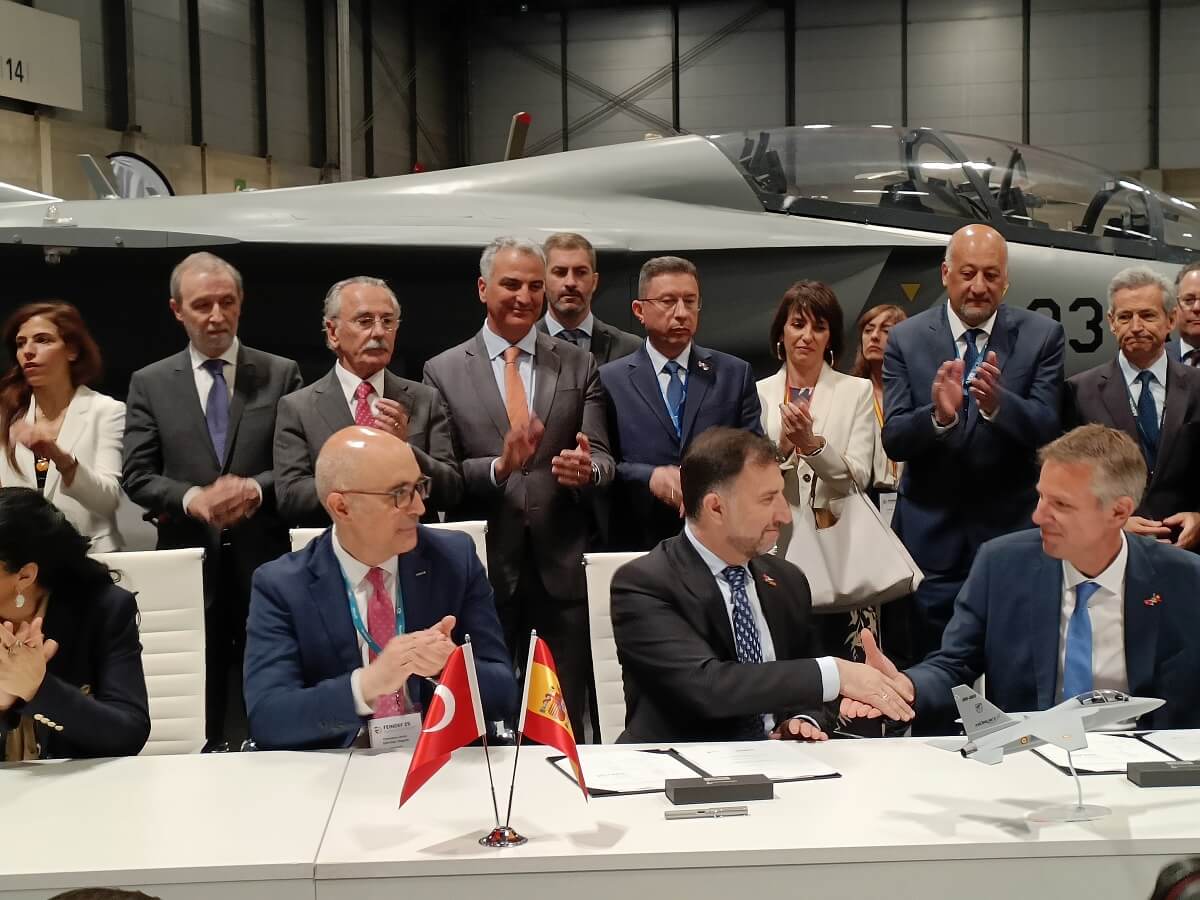 Tras la firma del acuerdo, el presidente ejecutivo de Turkish Aerospace, Mehmet Demiroglu, estrecha la mano de Jean-Brice Dumont, responsable de Air Power en Airbus Defence and Space - PHOTO/JPons