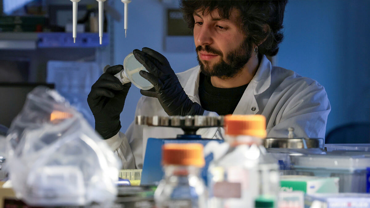 Marc Expòsit trabajando en el laboratorio - PHOTO/ Ivette Vázquez Alonso