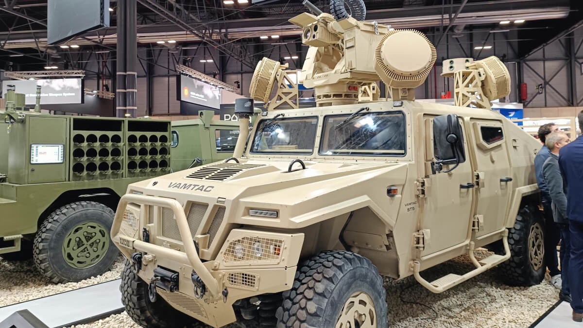 La compañía URO ha desplegado en el salón de Madrid un total de 13 todo terreno VAMTAC en configuraciones muy diferentes y presentes en numerosas Fuerzas Armadas de todo el mundo - PHOTO/JPons