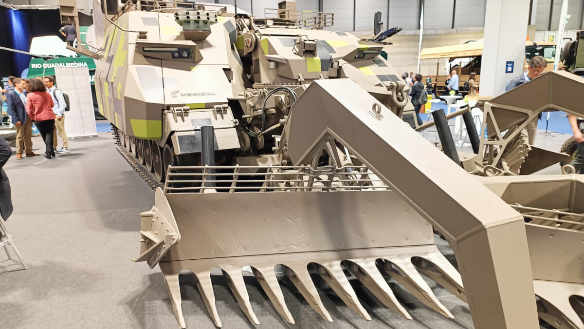 El impresionante vehículo de cadenas de zapadores Keiler Next Generation de la empresa alemana Rheinmetall, equipado con un ancho arado frontal para el levantamiento de minas contra carro - PHOTO/JPons