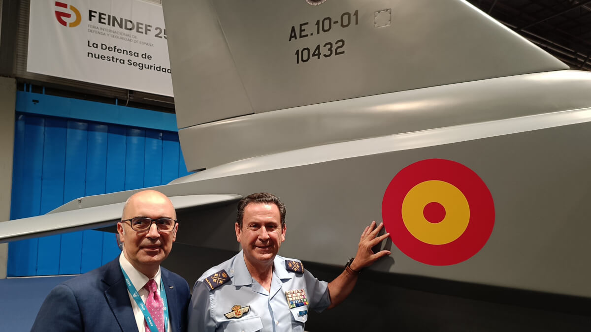 El presidente de Airbus España, Francisco Javier Sánchez Segura, con el teniente general del Aire Miguel Ivorra, junto a un modelo a tamaño real del entrenador turco Hürjet con la escarapela distintiva de la Fuerza Aérea española - PHOTO/JPons