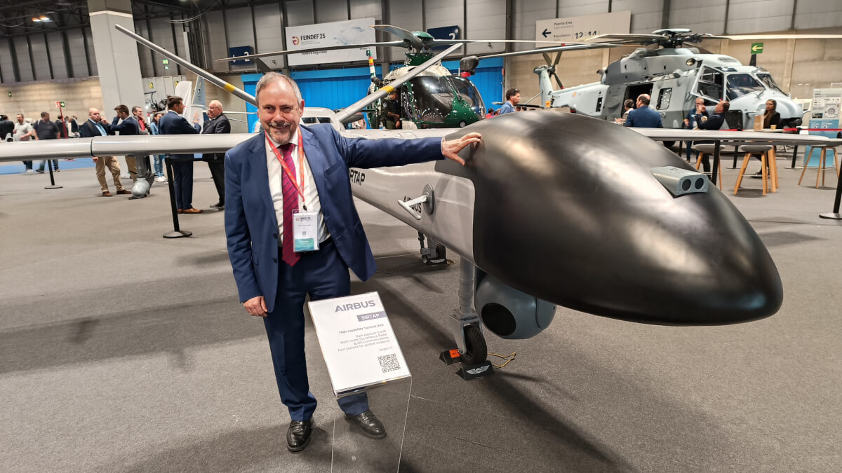 Con Airbus España en calidad de contratista principal, el dron SIRTAP incorpora un avanzado sistema de navegación desarrollado por GMV, cuyo director de defensa y seguridad, Manuel Pérez Cortés, posa junto al aparato - PHOTO/JPons