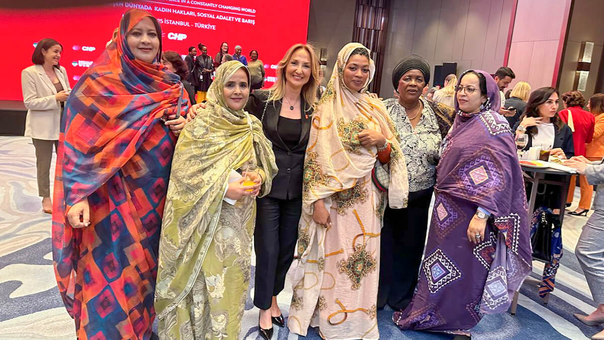 Delegación femenina del MSP en la sede del Consejo de la Internacional Socialista de Mujeres en Estambul