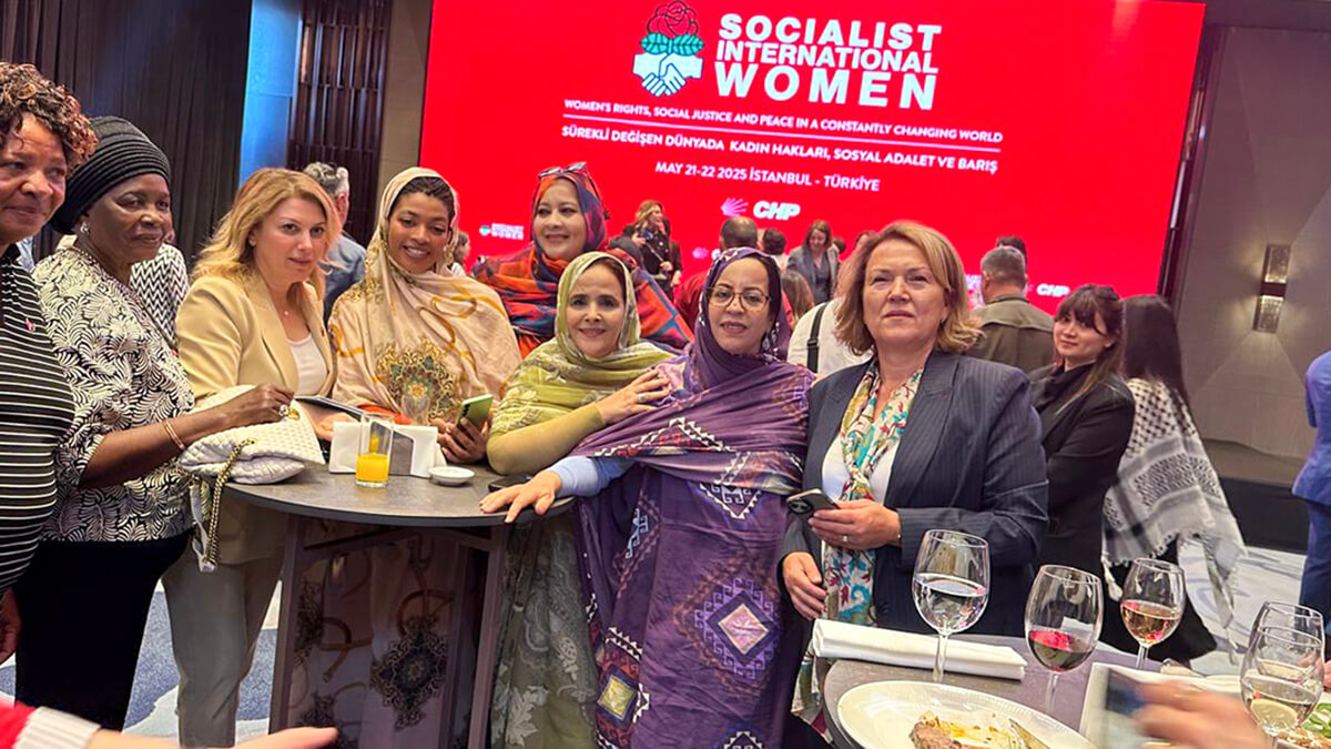 Delegación femenina del MSP en la sede del Consejo de la Internacional Socialista de Mujeres en Estambul