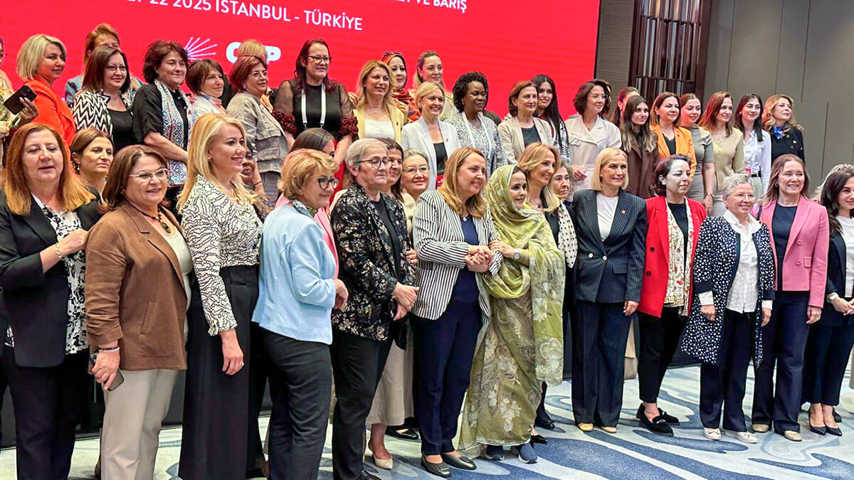 Delegación femenina del MSP en la sede del Consejo de la Internacional Socialista de Mujeres en Estambul
