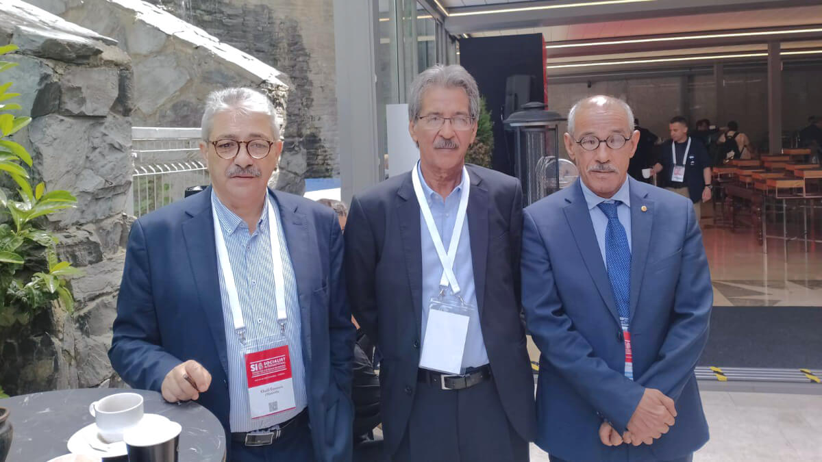 Hach Ahmed Bericalla (ctr.), primer secretario del Movimiento Saharauis por la Paz (MSP), junto a Mohamed Chérif (dra.), responsable de Relaciones Internacionales del MSP en el Consejo de la Internacional Socialista en Estambul durante los días 21 al 25 de mayo de 2025 - PHOTO/MSP