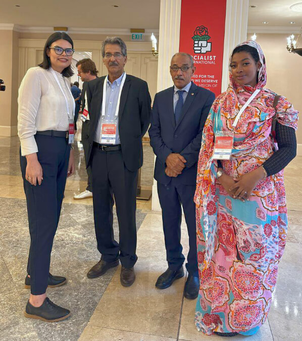 <p>Hach Ahmed Bericalla, primer secretario del Movimiento Saharauis por la Paz (MSP), junto a Mohamed Chérif, responsable de Relaciones Internacionales del MSP en el Consejo de la Internacional Socialista en Estambul durante los días 21 al 25 de mayo de 2025 - PHOTO/MSP</p>