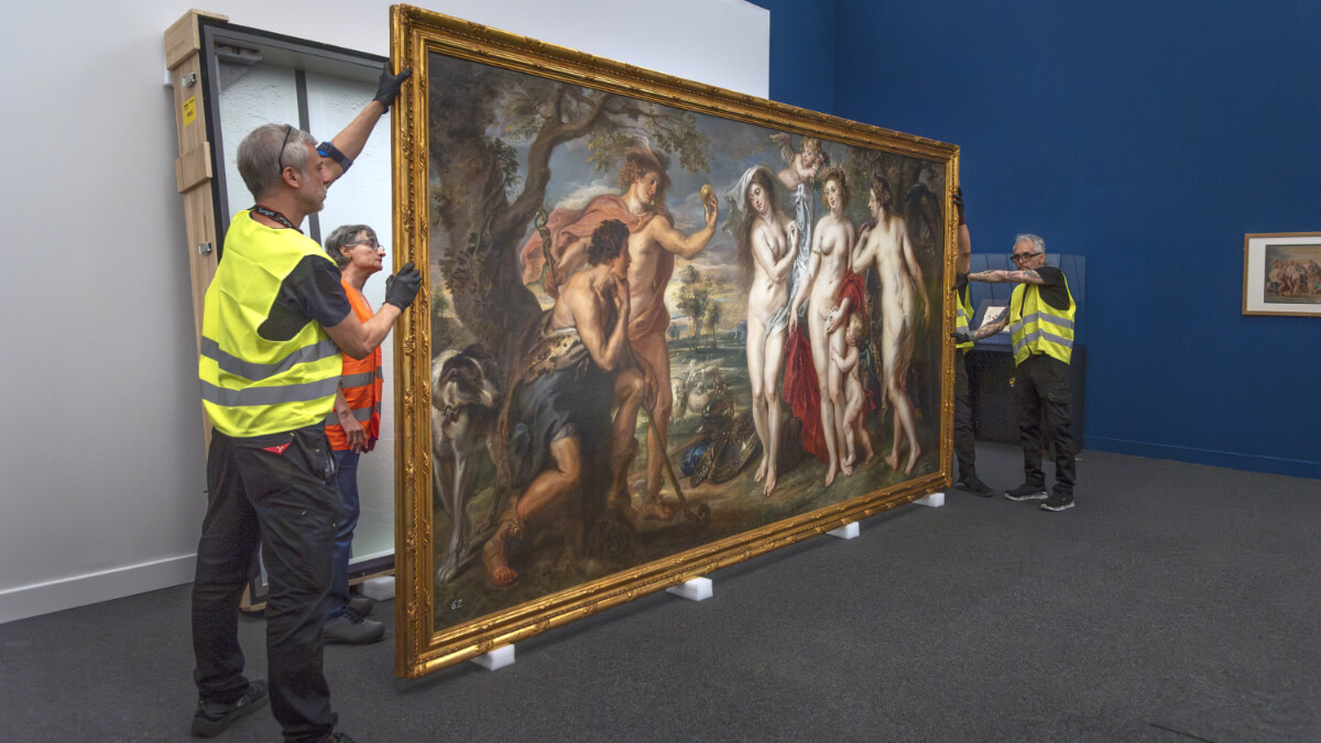 El personal técnico desembalando la obra "El juicio de Paris" de Rubens en CaixaForum Barcelona -PHOTO/Anabella Noé Condoleo Carretero/Fundación ”la Caixa”