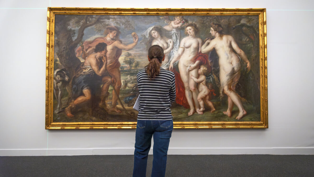 Una visitante admira la obra "El juicio de Paris" de Rubens en CaixaForum Barcelona - PHOTO/Anabella Noé Condoleo Carretero/Fundación ”la Caixa”
