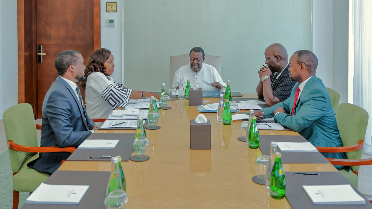 El primer secretario de Gabinete y secretario de Gabinete para Asuntos Exteriores de la República de Kenia, Musalia Mudavadi junto con la embajadora de Kenia en Marruecos, Jessica Gakinya, y su equipo - PHOTO/MFA KENYA