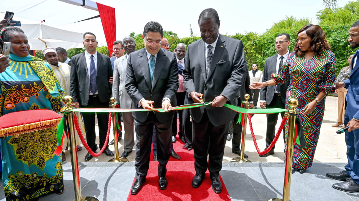 Nasser Bourita, ministro de Asuntos Exteriores marroquí, junto al primer ministro y ministro de Asuntos Exteriores de Kenia, Musalia Mudavadi durante la inauguración de la embajada de Kenia en Rabat - PHOTO/@Marocdiplomatie
