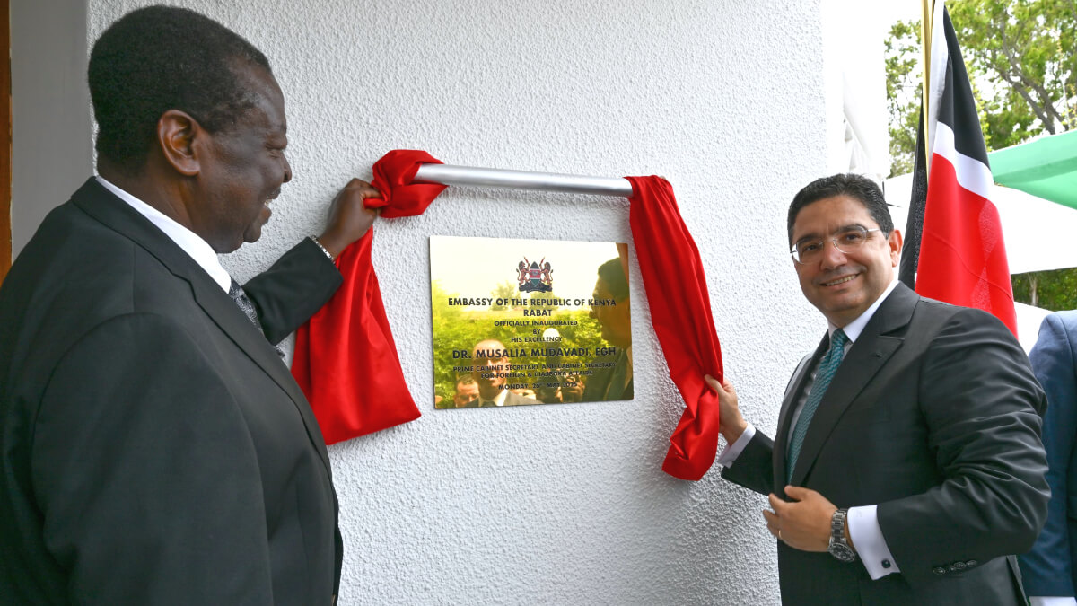Nasser Bourita, ministro de Asuntos Exteriores marroquí, junto al primer ministro y ministro de Asuntos Exteriores de Kenia, Musalia Mudavadi durante la inauguración de la embajada de Kenia en Rabat - PHOTO/@Marocdiplomatie