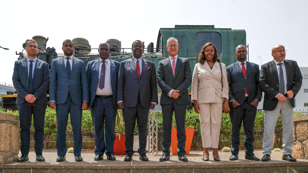 Musalia Mudavadi, primer ministro y ministro de Asuntos Exteriores de Kenia, junto a Mohamed Rabie Khlie, director general y CEO de la Oficina Nacional de Ferrocarriles (ONCF) -PHOTO/MFA KENYA