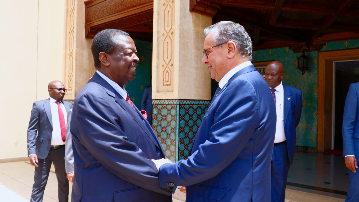 Aziz Akhannouch, primer ministro de Marruecos, estrecha la mano con el primer ministro y ministro de Asuntos Exteriores de Kenia, Musalia Mudavadi, durante el recibimiento de la visita oficial con motivo de los 60 años de relaciones bilaterales, el 27 de mayo de 2025 - PHOTO/MFA KENYA